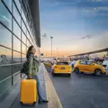 ¡Regulan taxis de aplicación en aeropuertos! Más opciones para viajeros