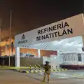 Pemex descarta fuga en Minatitlán, pero manchas de aceite y crisis pesquera sacuden al río Coatzacoalcos