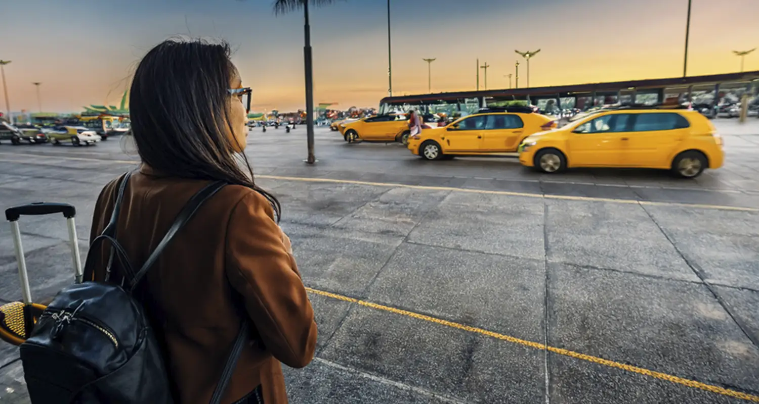 ¡Regulan taxis de aplicación en aeropuertos! Más opciones para viajeros