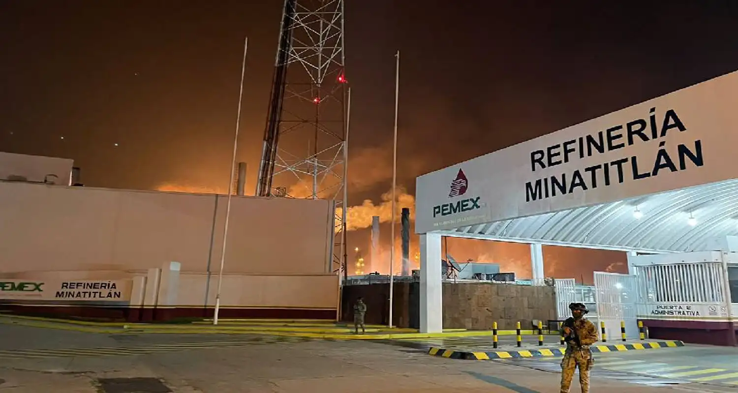 Pemex descarta fuga en Minatitlán, pero manchas de aceite y crisis pesquera sacuden al río Coatzacoalcos
