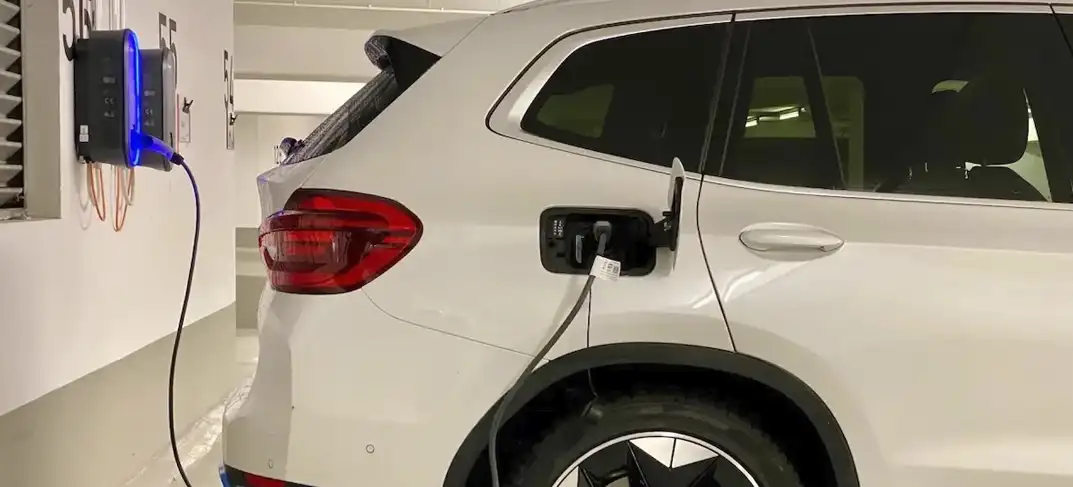 Récord de autos eléctricos y la presión sobre Pemex, CFE e infraestructura