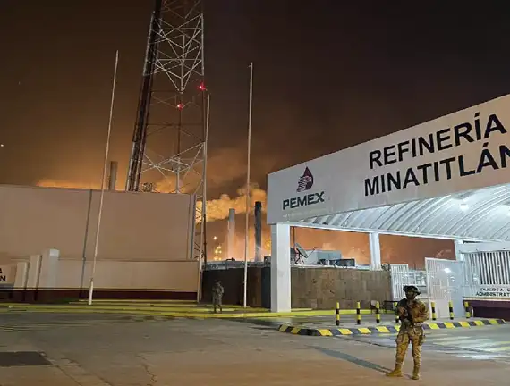 Pemex descarta fuga en Minatitlán, pero manchas de aceite y crisis pesquera sacuden al río Coatzacoalcos