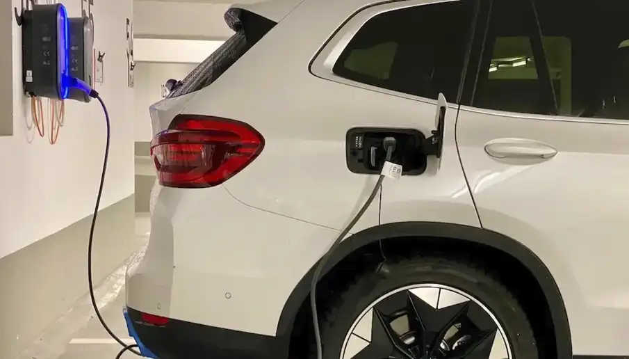 Récord de autos eléctricos y la presión sobre Pemex, CFE e infraestructura