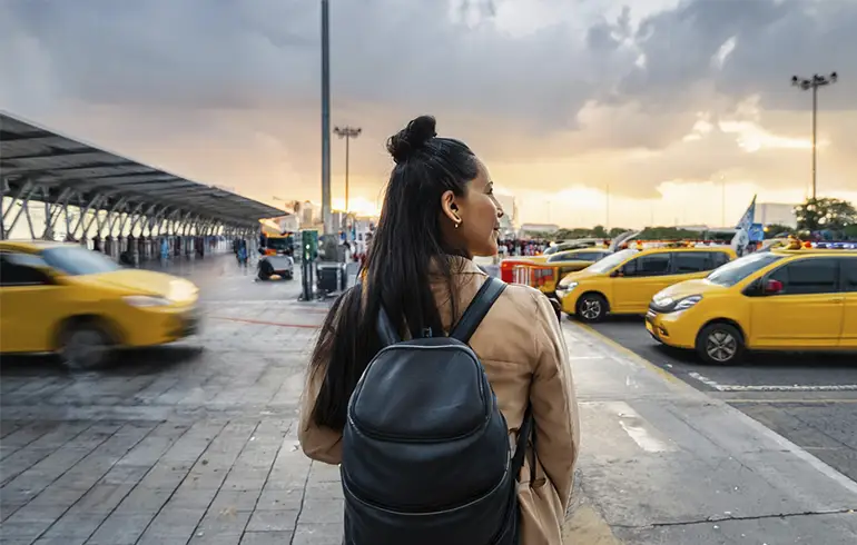 ¡Regulan taxis de aplicación en aeropuertos! Más opciones para viajeros