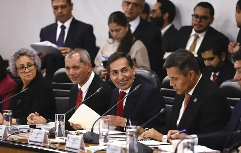 Gobierno reducirá gasto con desaparición de subsidiarias de Pemex y CFE