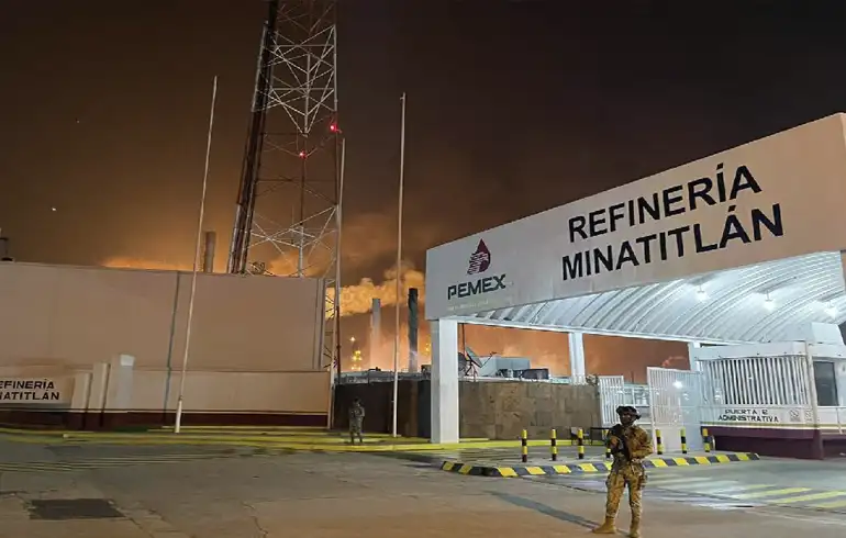Pemex descarta fuga en Minatitlán, pero manchas de aceite y crisis pesquera sacuden al río Coatzacoalcos