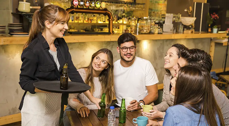 Morena propone salario mínimo sin reemplazar propinas en restaurantes y hoteles