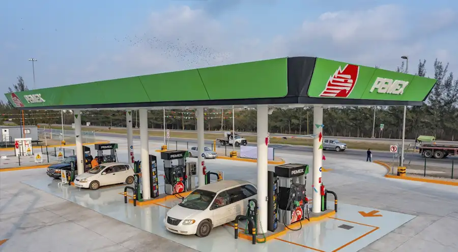 México necesita 3,000 gasolineras más: el déficit que alimenta el mercado irregular