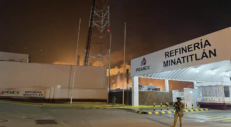 Pemex descarta fuga en Minatitlán, pero manchas de aceite y crisis pesquera sacuden al río Coatzacoalcos
