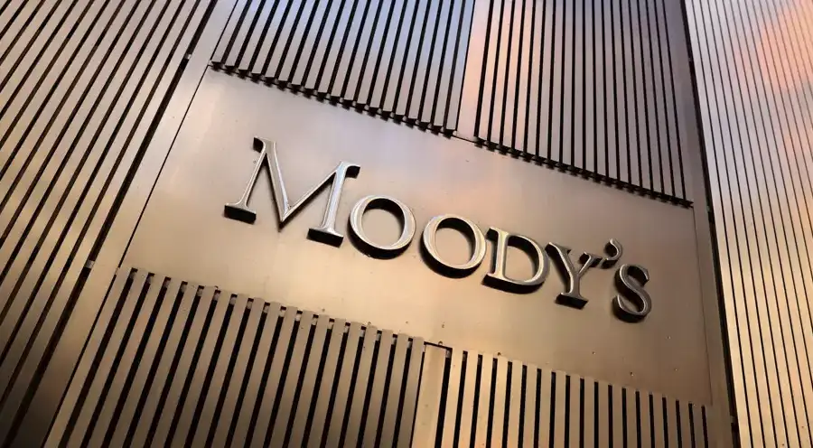 Moody’s advierte: políticas públicas vulneran a Pemex y CFE pese a su papel estratégico
