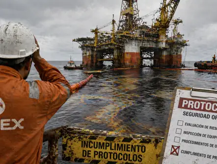 Pemex reconoce fallas en protocolos tras derrame en el Golfo: la crisis ya no es técnica, es de control operativo