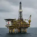Pemex y petroleras privadas en México reducen márgenes y ajustan inversiones ante volatilidad global del crudo